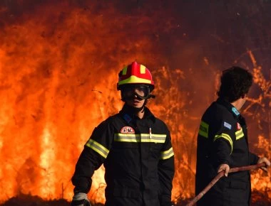 Κόρινθος: Μεγάλη πυρκαγιά κατακαίει κτίριο μεταφορικής εταιρίας (βίντεο)